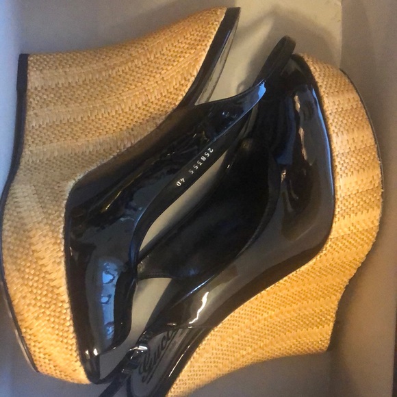 Gucci black patent peep toe wedges size 40 - Picture 1 of 7